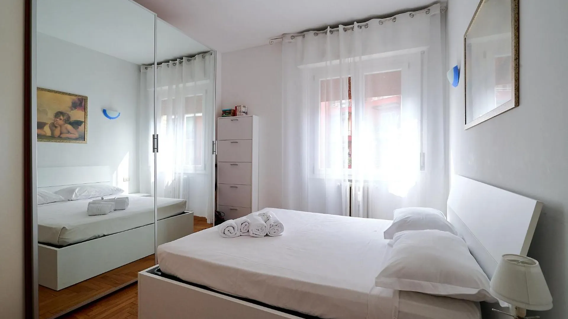 Xenia Apartments - Cozy Apartment Near Porta Romana Милан